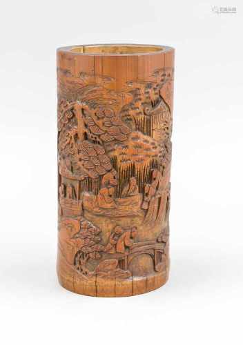 Großer Pinselbecher, China, 20. Jh., Bambus mit Reliefschnitzerei. Landschaft mitArchitekturen und