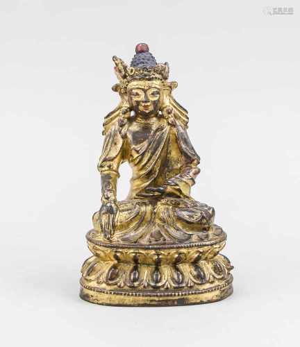 Kleine Tara, China/Tibet, wohl 19. Jh., Bronze mit Goldlack-Überzug. Im Padmasana aufdoppeltem