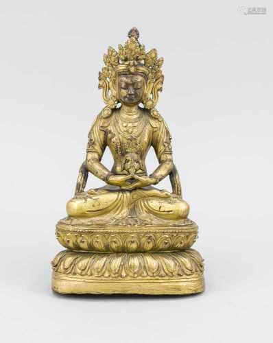Weiße Tara, Sino-Tibetisch, 18./19. Jh., Bronze vergoldet. Im Padmasana auf doppeltemLotosthron. Den