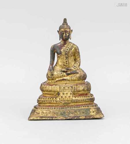Buddha Rattanakosin, Thailand, 18./19. Jh., Bronze mit Rot- und Goldlack-Überzug.Mehrstufiger, reich