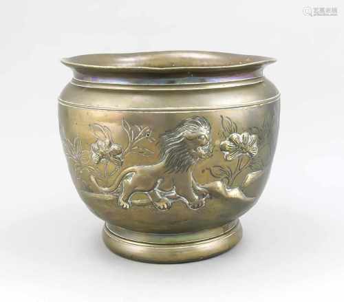 Cachepot, China, um 1900, Bronzeblech mit getriebenem Dekor. Tieger und Löwe in einerLandschaft