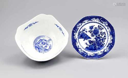 2 Teile Blau-Weiß, China. 1 x Teller mit geschweiftem Lippenrand, 18. Jh., leicht best.,D. 22 cm.