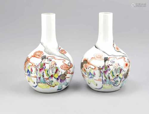 Paar Famille-Rose-Flaschenvasen, China, 1. H. 20. Jh. Umlaufender Emaille-Dekor mitFiguren und einem