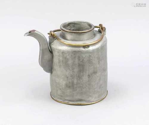Teekanne, China, wohl 19. Jh., Zinn und Messing. Zylindrischer Korpus mit feinemRitz-/Präge-Dekor (