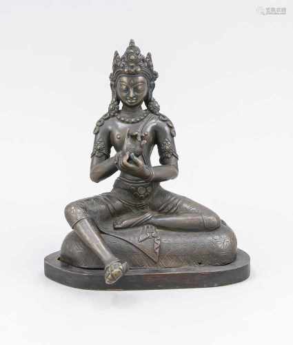 Tara, Sino-Tibetisch, 19./20. Jh., Bronze mit dunkler Patina. Auf einem Sockel sitzend,ein Bein