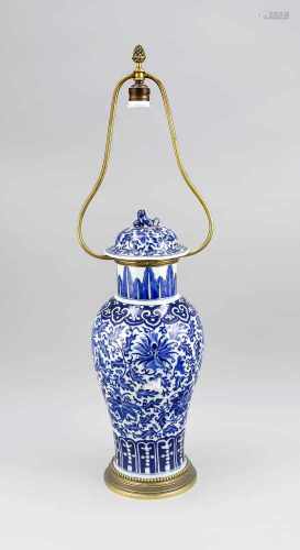 Weiß-Blaue Deckelvase mit europäischer Messingmontierung, Vase: China, wohl 18. Jh.,Kobalt-Blauer