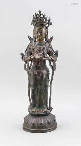 Große Tara/Guanyin im Ming-Stil, China, 19. Jh. oder früher? Bronze, partiell mit Goldlackund farbig