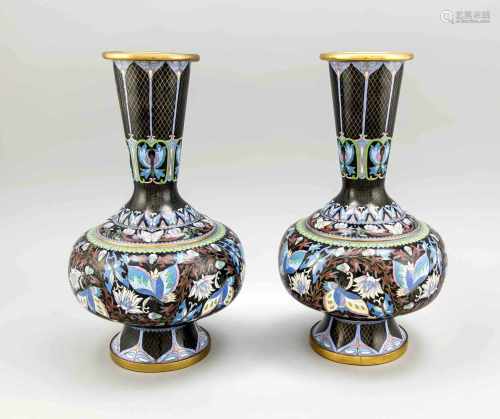 Paar Cloisonné-Vasen, China, 20. Jh., runder Stand mit ansteigendem Fuß, geschulterte Formmit