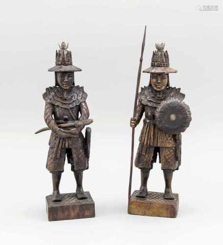 Paar zentralasiatische Kämpfer, Ende 19. Jh., Holz, geschnitzt und dunkel patiniert, undMetall,