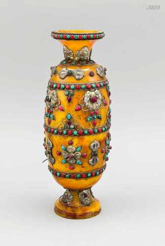 Dekorative Vase mit Metallapplikationen und Steinbesatz, 20. Jh., Bernsteinimitat, Metallund