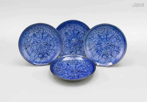 Vier Teller, China, 20. Jh., heller Scherben, blau glasiert, mit Dekor aus Blüten undBlättern,