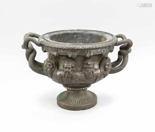 Warwick-Vase, 19. Jh., Bronzeguss nach einem antiken Vorbild. Runder, ornamentierterStand. Korpus