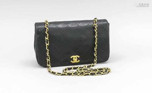 Quilted Flap Bag Black von Chanel, 1980er Jahre. Gestepptes schwarzes Glattleder,Schulterriemen