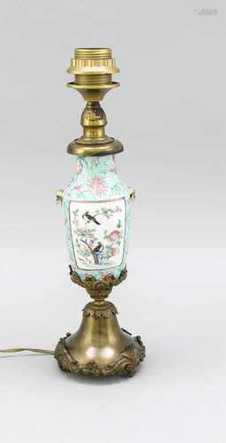 Porzellan-Lampe, um 1900, elektr., 1-flg., kleine asiatische Vase mit Blüten, Blättern undVögeln auf