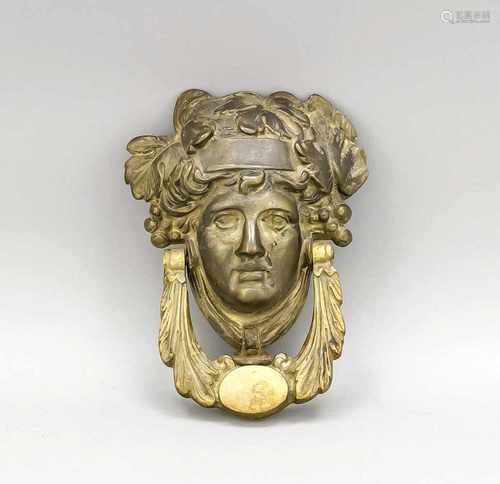 Jugendstil-Türklopfer, um 1900, Bronze mit Restvergoldung. Maskaron mit bacchantischemKopfschmuck.