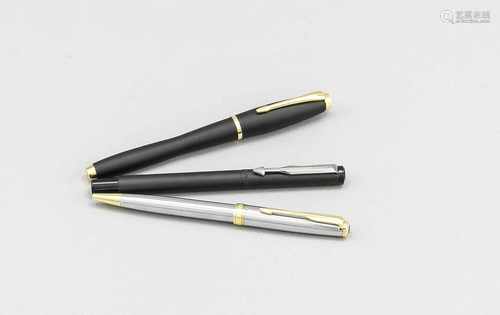 3 x Parker, 20. Jh., 1 x Kolbenfüller in matt Schwarz, 1 x Roller-Pen in Schwarz und Gold,1 x