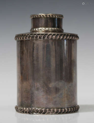 A late Victorian cylindrical tea caddy and cover with gadrooned rims, London 1891 by William Comyns,