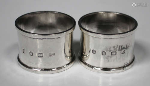 A pair of Elizabeth II silver napkin rings, London 1981 by Guild of Handicrafts, diameter 4.7cm.