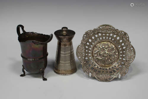 An Elizabeth II silver pepper mill of conical form with engine turned decoration, Birmingham 1976 by
