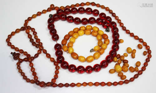 A single row necklace of twenty-seven slightly graduated oval butterscotch coloured opaque amber