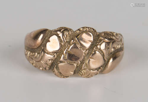 A 9ct rose gold ring with banded decoration and heart shaped motifs, Birmingham 1904, ring size