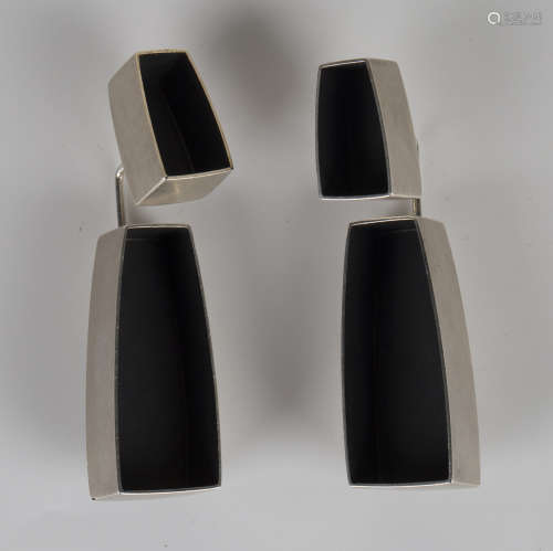 A pair of Design Yard oxidized silver Kubus earrings by Erik Urbschat, detailed '925', length 4.5cm,