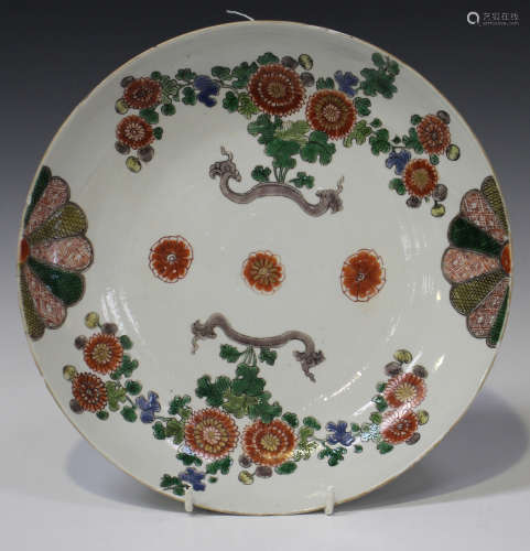 A Chinese famille verte porcelain saucer dish, Kangxi period, the interior painted with opposing