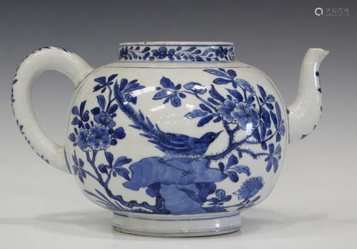 A Chinese blue and white porcelain punch pot, Kangxi period, the globular body painted with opposing