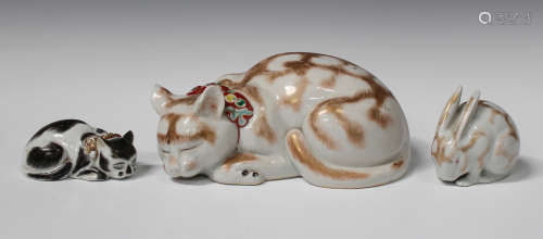 A Japanese Kutani porcelain model of a sleeping cat, Meiji/Taisho period, with gilt fur detail and
