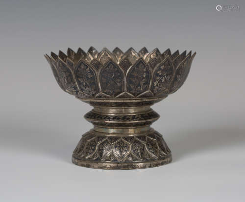 A Thai silver and niello work bowl, late 19th century, the shallow foliate moulded body and domed