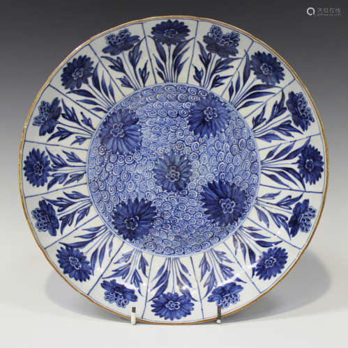 A Chinese blue and white aster pattern circular saucer dish, Kangxi period, painted with five