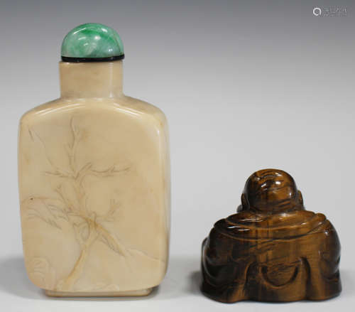 A Chinese tiger's eye carving of a seated Buddha, 20th century, height 4.5cm, together with a