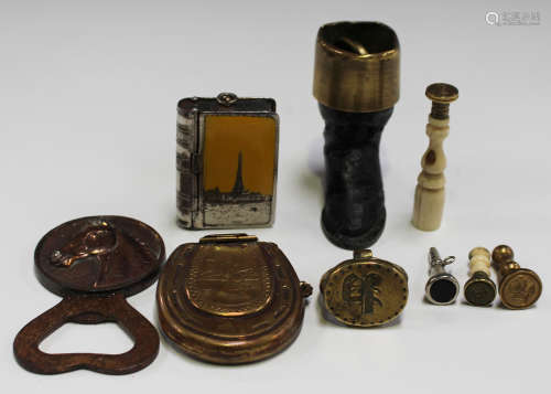 A small group of collectors' items, including two seals, a Victorian novelty brass horseshoe vesta
