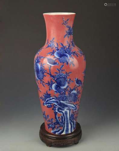 A RED COLOR GLAZED BLUE AND WHITE PATTERN GUAN YIN VASE