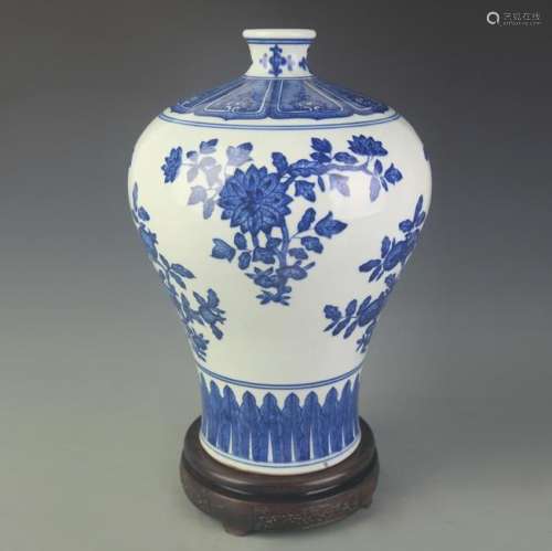 A RARE BLUE AND WHITE FLOWER PATTERN MEI STYLE VASE