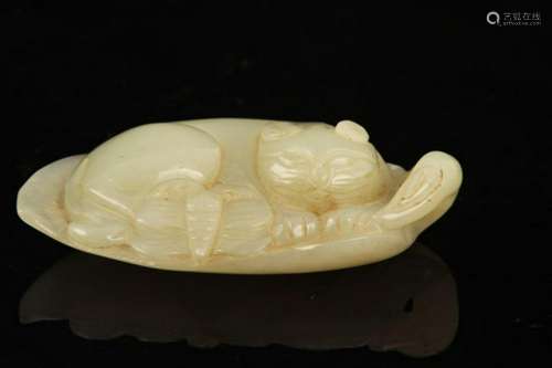 A FINE HETIAN JADE IN FIGURE OF RUI SHOU ON LEAF