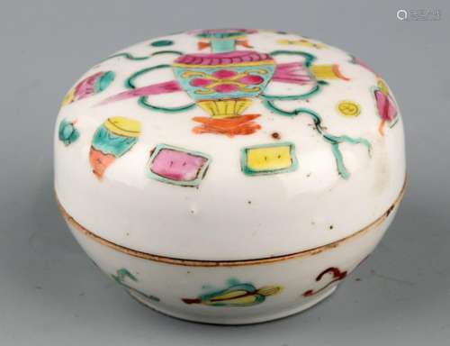 A COLORFUL PAINTED PORCELAIN MAKEUP BOX