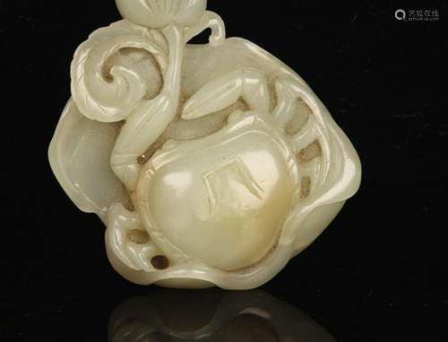 A FINE PEACH FIGURE PALE CELADON JADE PENDANT