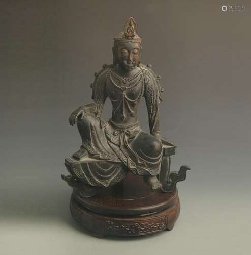 A RARE MAN FIGURE SEATED GUAN YIN STATUE