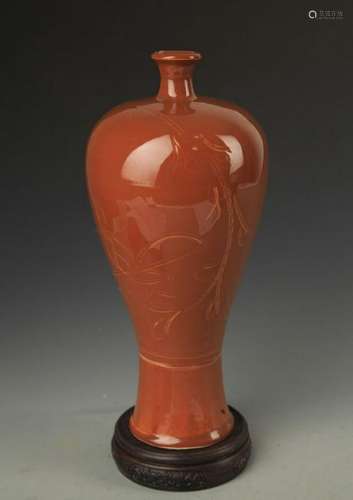 A RED COLOR GLAZE LOTUS CARVING MEI STYLE VASE