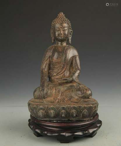 A BRONZE AKSHOBHYA BUDDHA STATUE