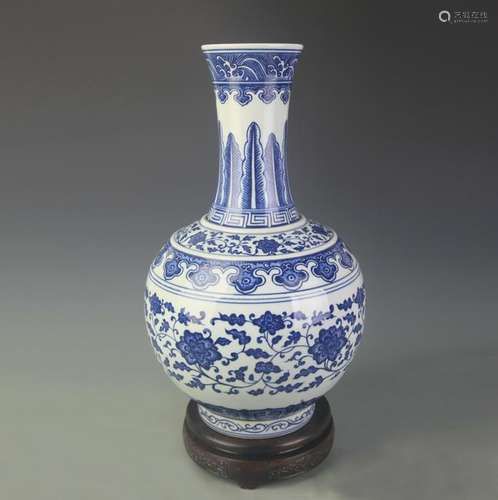 RARE BLUE AND WHITE FLOWER PATTERN PORCELAIN VASE