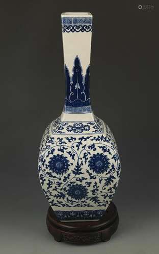 A BLUE AND WHITE LOTUS FLOWER LONG NECK VASE