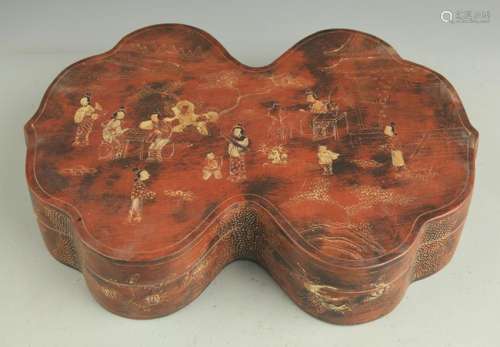 A GILT LACQUERED WOOD STORY PA INCHTED BOX WITH COVER