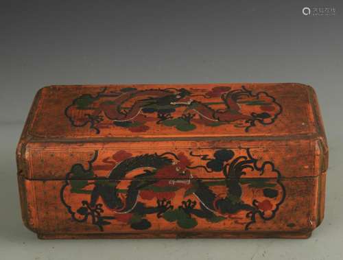 A GILT LACQUERED WOOD DRAGON PATTERN BOX WITH COVER