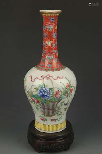 A FINE FAMILLE ROSE FLOWER PATTERN LONG NECK VASE