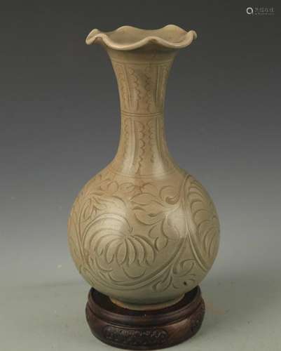 YAO ZHOU KILN STYLE FLOWER PATTERN LONG NECK VASE