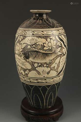 CI ZHOU KILN LOTUS AND FISH PATTERN MEI STYLE VASE