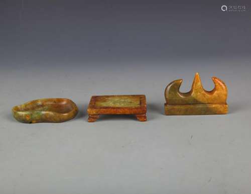 A SET OF THREE JADE CALLIGRAPHY SET