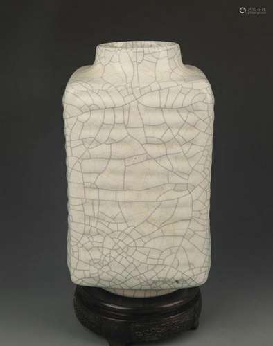 A GUAN TYPE KILN WHITE COLOR GLAZE VASE